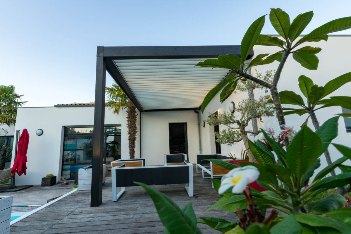 Pergola bioclimatique : l’aménagement sur mesure de votre extérieur