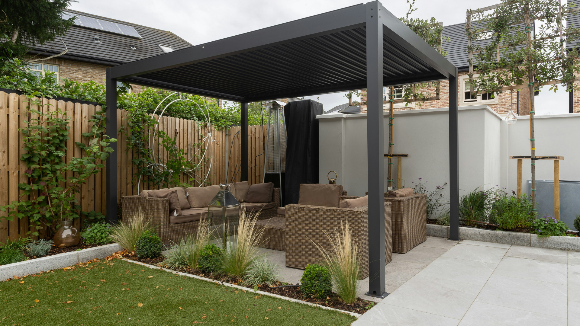 Pergola bioclimatique : l’alliée idéale pour profiter de son extérieur toute l’année